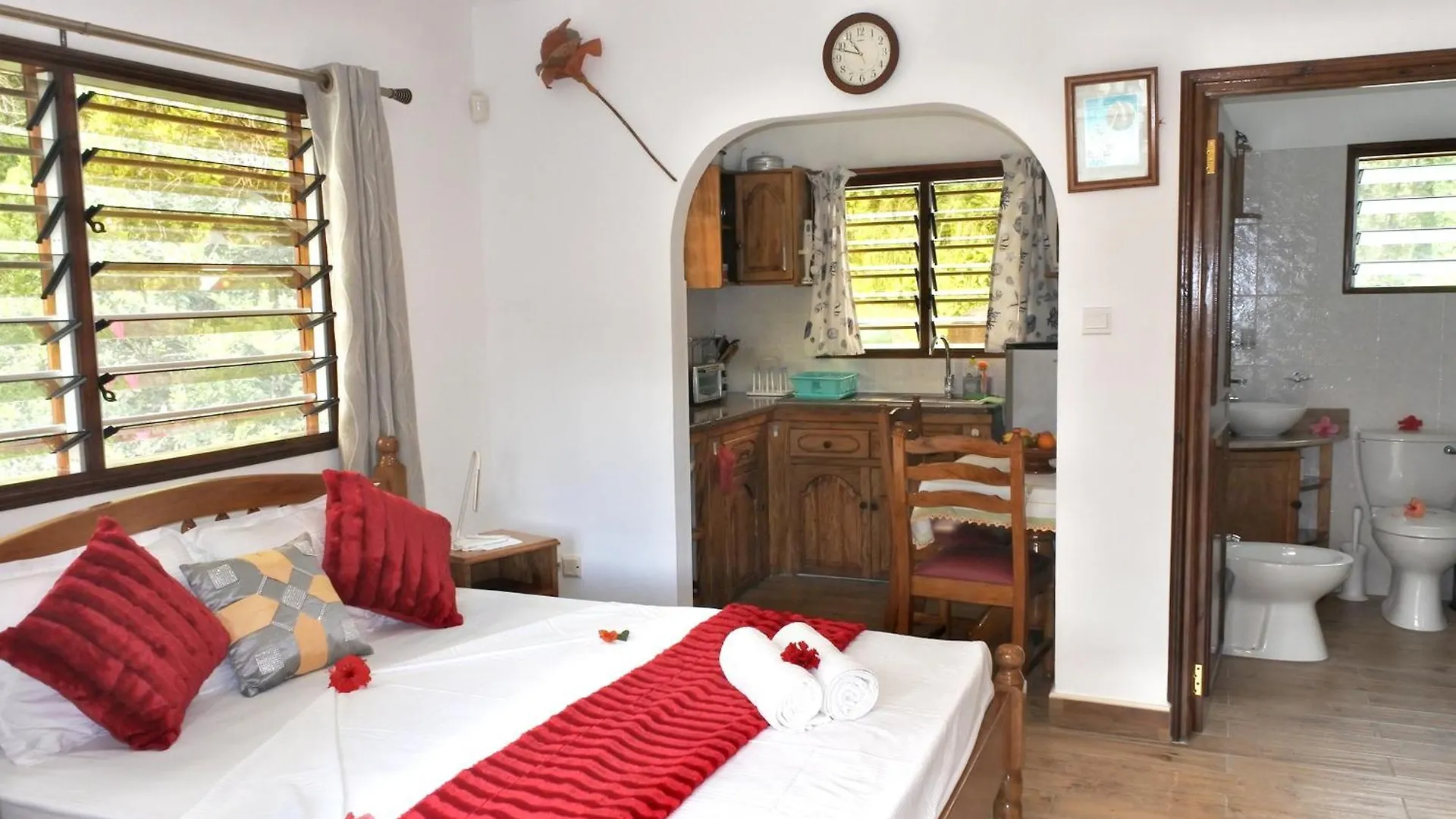 Apartment Contemporary Studio With Sea View In Mahe 56M² + Terrace Misere